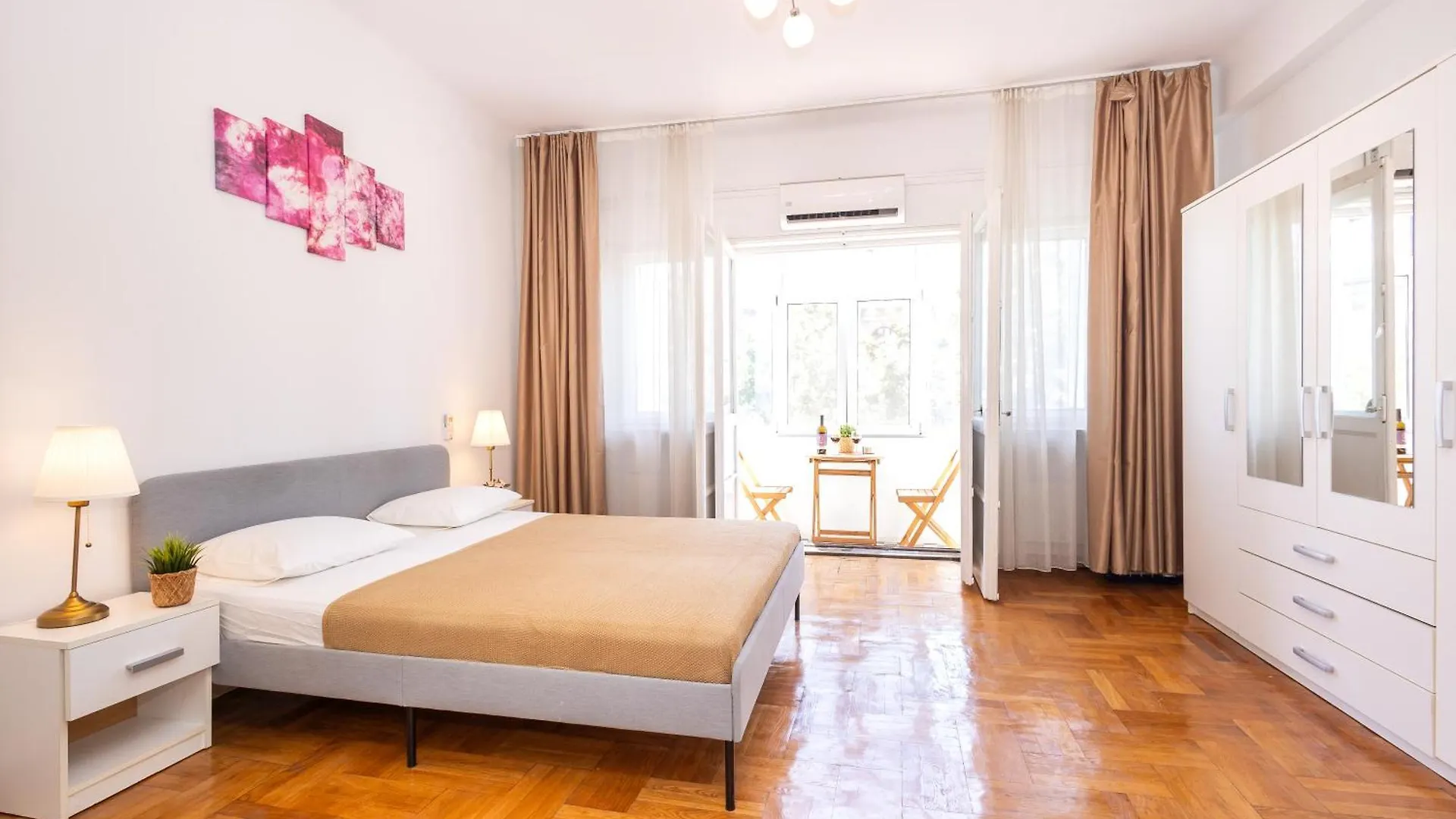 Apartamento Walter'S Corner Old Town - View And Self Check-In Bucarest
